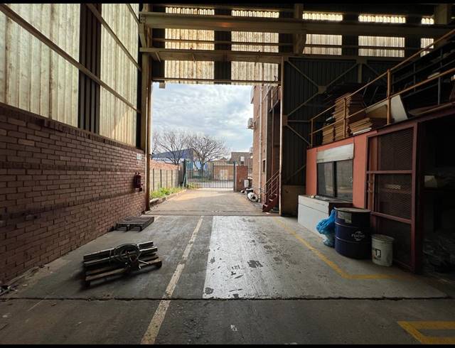 2,152M² WAREHOUSE FOR SALE IN DRIEHOEK